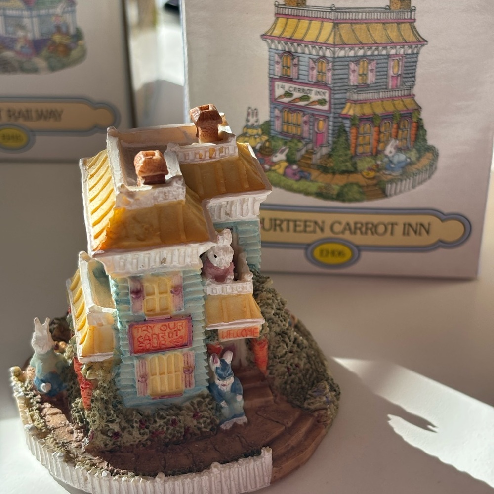 The bunny family village fourteen carrot inn 1994 comes with box!